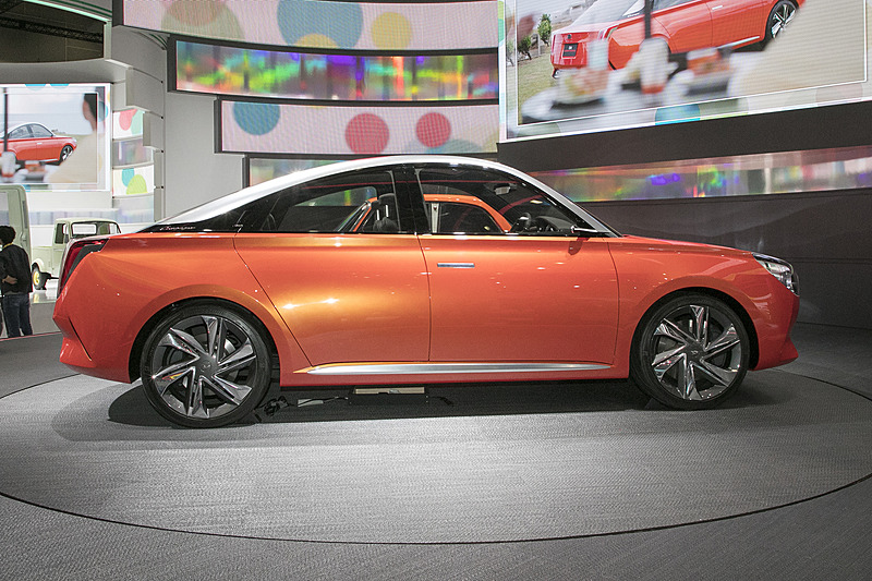 乗車定員4名。パワートレーンは1.0リッターターボと1.2リッターHV