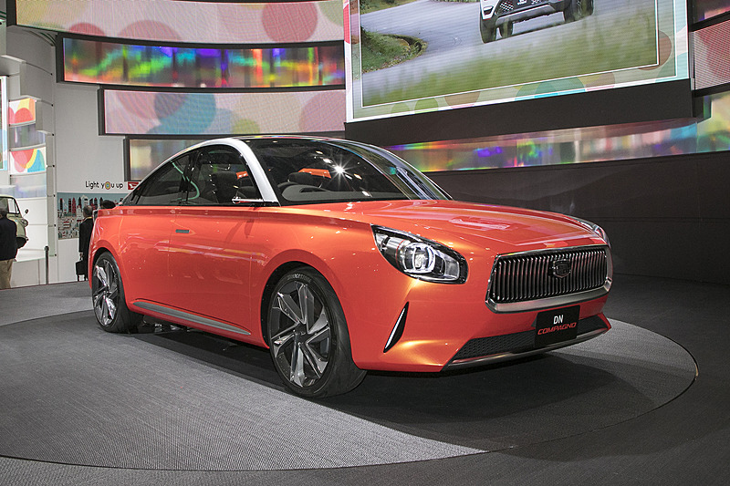 乗車定員4名。パワートレーンは1.0リッターターボと1.2リッターHV