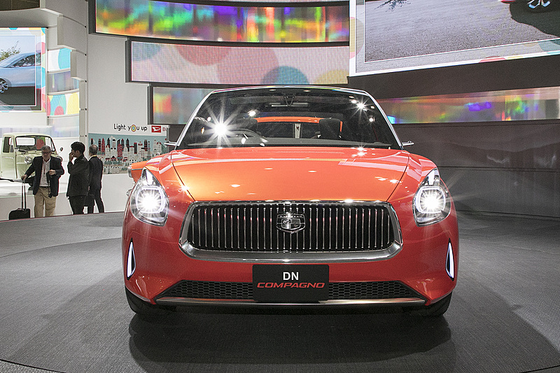 乗車定員4名。パワートレーンは1.0リッターターボと1.2リッターHV