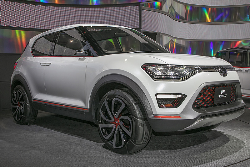 乗車定員5名。パワートレーンは1.2リッターHVと1.0リッターターボ