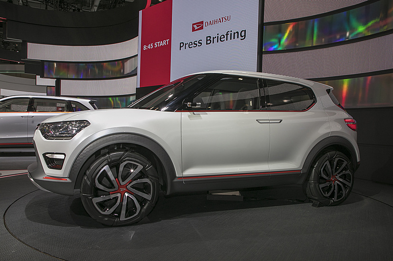 乗車定員5名。パワートレーンは1.2リッターHVと1.0リッターターボ