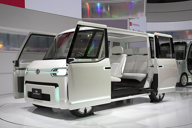 乗車定員4名。パワートレーンは660ccガソリンエンジン