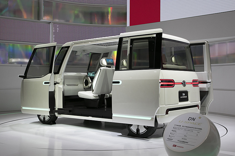 乗車定員4名。パワートレーンは660ccガソリンエンジン