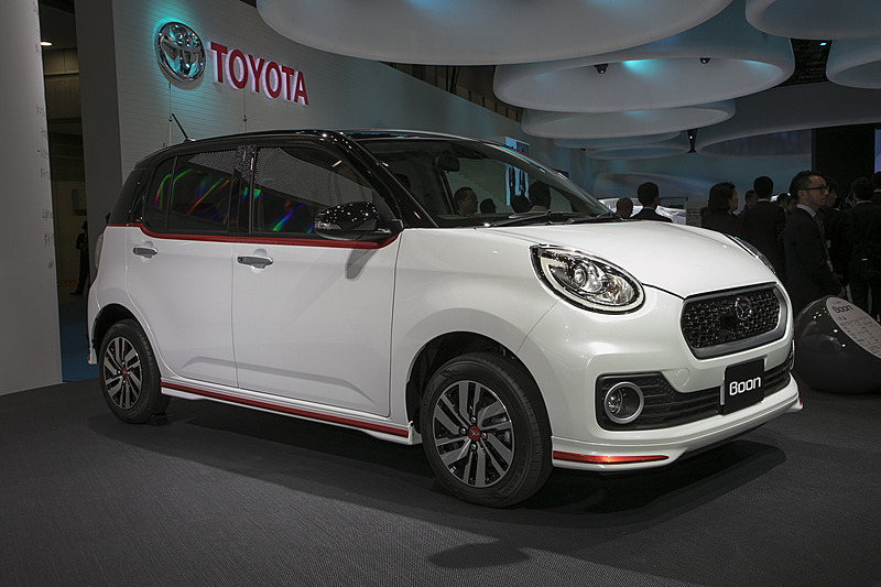 乗車定員5名。パワートレーンは1.0リッターガソリンエンジン