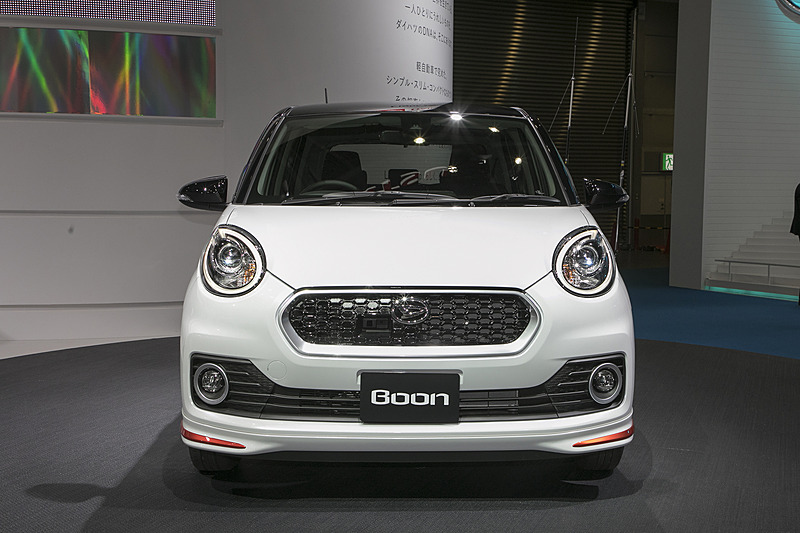 乗車定員5名。パワートレーンは1.0リッターガソリンエンジン