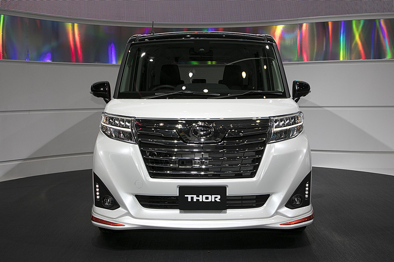 乗車定員5名。パワートレーンは1.0リッターターボエンジン