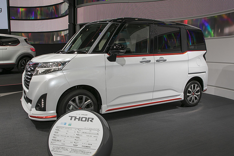 乗車定員5名。パワートレーンは1.0リッターターボエンジン