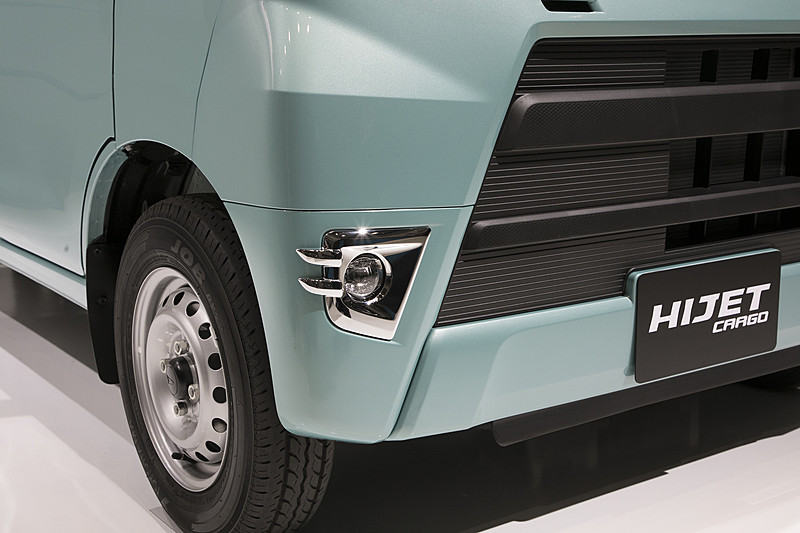 フロントバンパーはぶつけたときのことを考えて3分割式になっている。全交換ではなく部分交換で修理対応できる