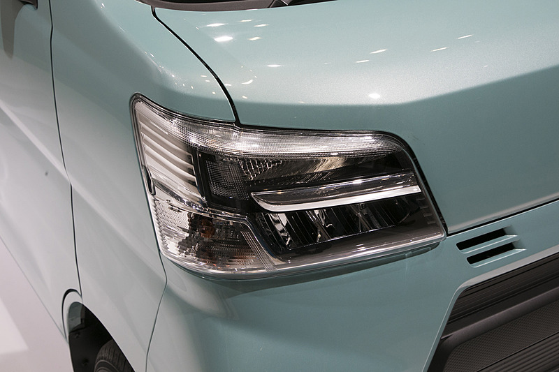 LEDヘッドライトはオプションで用意