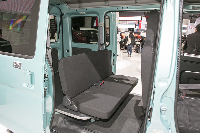 セカンドシート。クルーズだとヘッドレストが付く