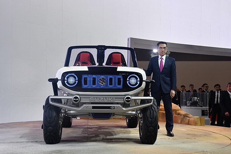 スズキブースで開催されたプレスカンファレンスでスピーチを行なった、スズキ株式会社 代表取締役社長の鈴木俊宏氏とコンセプトモデルの「e-SURVIVOR」