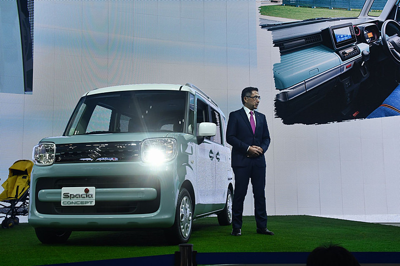 軽ハイトワゴン「スペーシア コンセプト」をアピールする鈴木社長。低床、広い開口部による乗りやすさ、楽しさ、安心を詰め込んだと言う