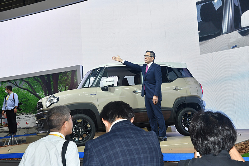 小型クロスオーバー「クロスビー」。「もっとみんなで」「もっと遠くへ」「もっと楽しく」を実現できると力説。スペーシアとともに「間もなくお届けできます」ということだ