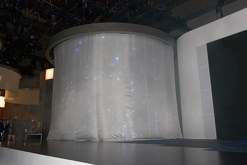 LS＋ Conceptを隠すベールに近未来的な映像が投影された