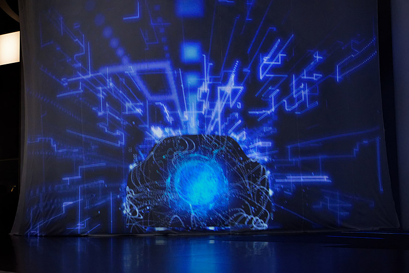 LS＋ Conceptを隠すベールに近未来的な映像が投影された