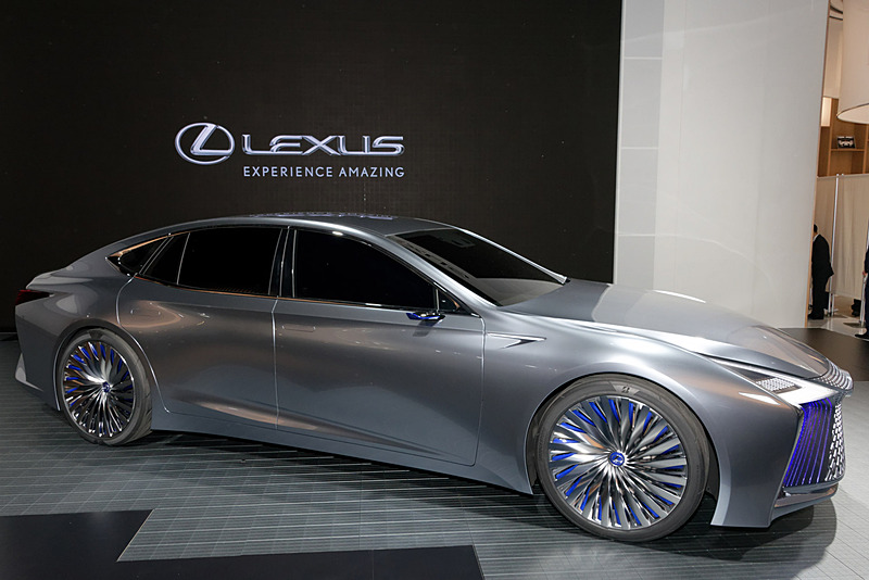 プレスカンファレンス後、壇上に置かれたLS＋ Conceptのエクステリア