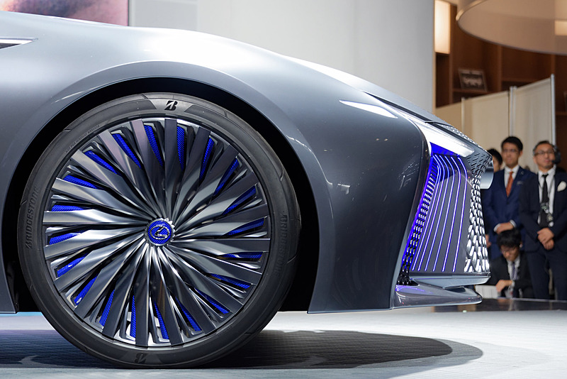 折り重なるような意匠が施されたフロントまわり