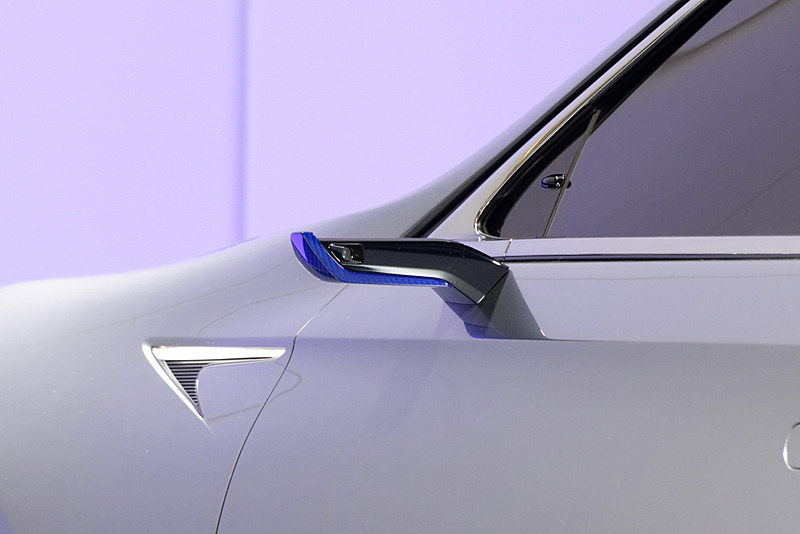 電子アウターミラーを装備。車内撮影は認められなかったので確認できなかったが、後方はカメラ越しの映像を見る形を想定しているようだ