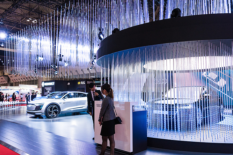アウディのブースは東5ホールにあり、ブース全体が煌びやかな3D LEDで装飾されている。中央部にはLEDで囲まれた新型A8があり、アウディのAIがイメージする、新しいクルマを映像や光のアートで体験することができる