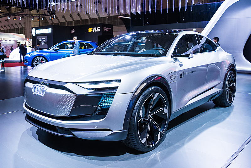 高速道路を130km/hまで自立走行ができ、自動運転で自ら駐車スペースを見つけて駐車することが可能なレベル4の自動運転を搭載する「Elaine concept」。ブースの中央部に展示されている