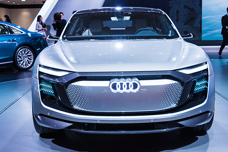 高速道路を130km/hまで自立走行ができ、自動運転で自ら駐車スペースを見つけて駐車することが可能なレベル4の自動運転を搭載する「Elaine concept」。ブースの中央部に展示されている