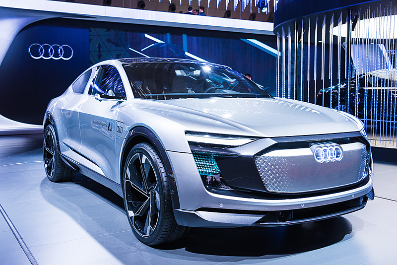 高速道路を130km/hまで自立走行ができ、自動運転で自ら駐車スペースを見つけて駐車することが可能なレベル4の自動運転を搭載する「Elaine concept」。ブースの中央部に展示されている