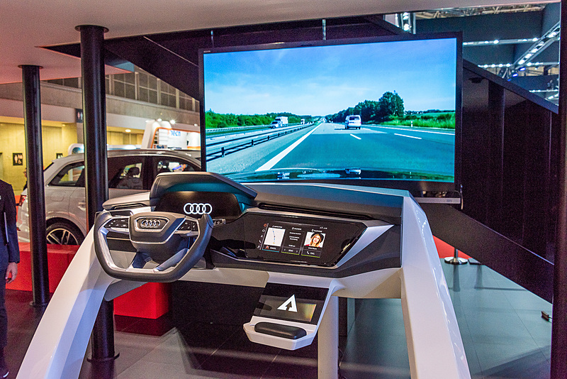 ブース内には「Elaine concept」のシミュレーターも展示。自動運手などのデモが行なわれていた