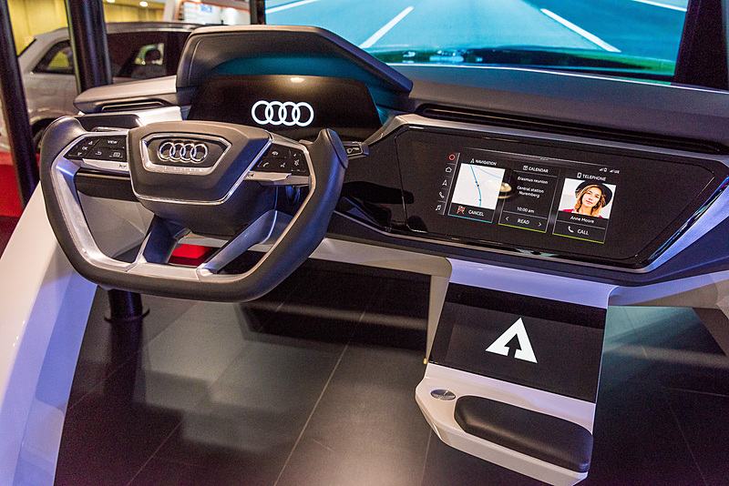 ブース内には「Elaine concept」のシミュレーターも展示。自動運手などのデモが行なわれていた