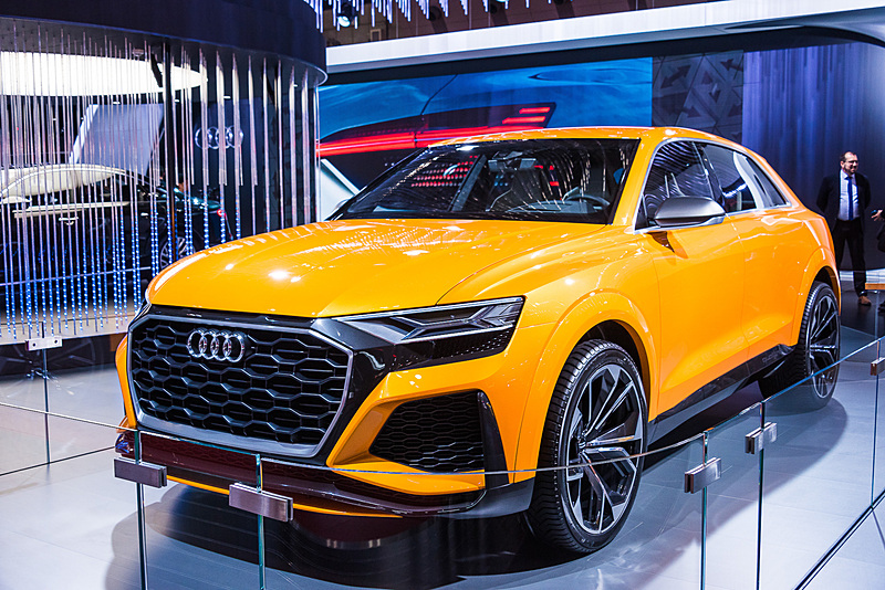 48V電源と「マイルドハイブリッドシステム」を搭載した「Q8 sport concept」。ブース内に展示されているが、10月25日の段階では柵で囲われていた