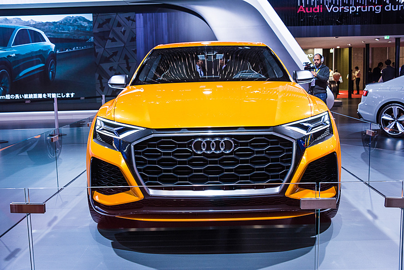 48V電源と「マイルドハイブリッドシステム」を搭載した「Q8 sport concept」。ブース内に展示されているが、10月25日の段階では柵で囲われていた