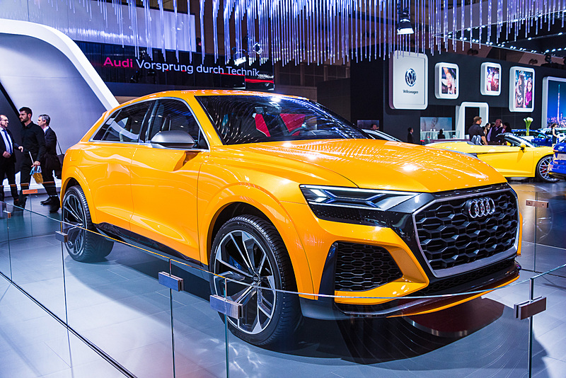 48V電源と「マイルドハイブリッドシステム」を搭載した「Q8 sport concept」。ブース内に展示されているが、10月25日の段階では柵で囲われていた