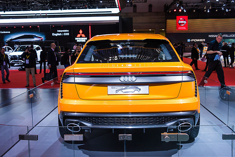 48V電源と「マイルドハイブリッドシステム」を搭載した「Q8 sport concept」。ブース内に展示されているが、10月25日の段階では柵で囲われていた