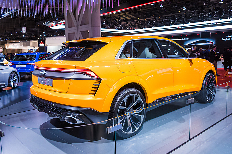 48V電源と「マイルドハイブリッドシステム」を搭載した「Q8 sport concept」。ブース内に展示されているが、10月25日の段階では柵で囲われていた