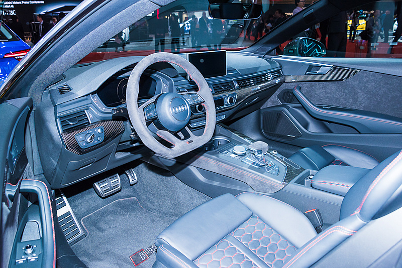 「RS 5 クーペ」のインテリア