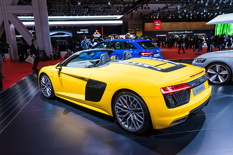 フラグシップスポーツモデルの新型「R8 Spyder V10」