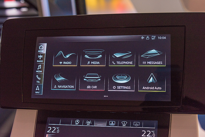 「Android Auto」と「Apple CarPlay」に対応したカーナビの展示も行なわれていた