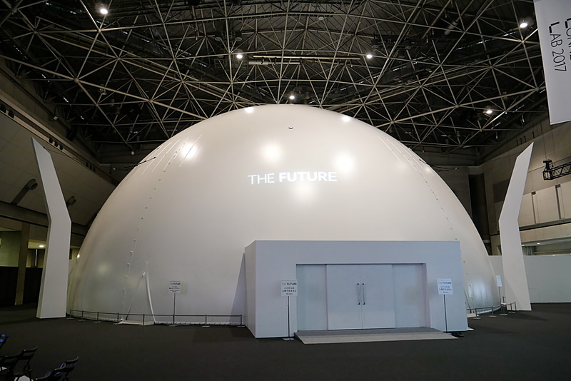 このようなドーム状のシアター内で映像を体験。最大300人まで収容可能