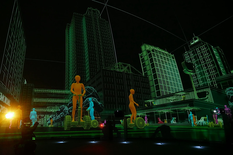 シアター内では、このように360度全天周の迫力のある映像で未来のモビリティ社会を体感