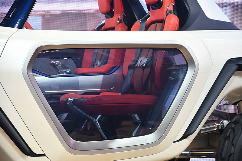 オープンタイプの2シーターSUVで、ドアは透明で