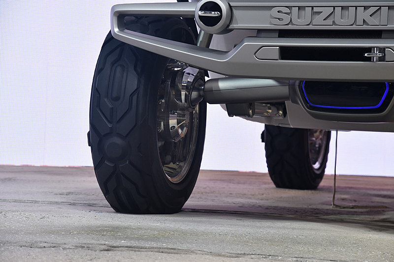 モーターを前軸と後軸にそれぞれ2個ずつ搭載することで4WDとしている