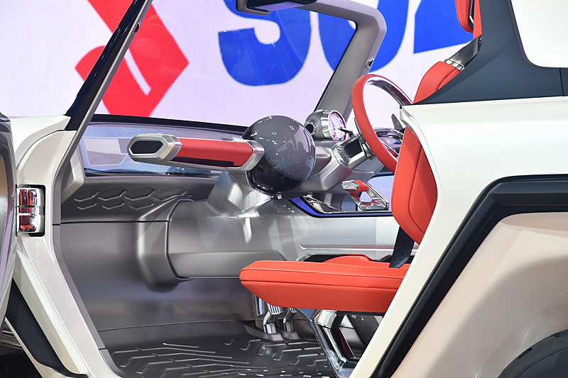 中央の球体は車両や路面状況などを映す未来型インターフェースとなっており、さまざまな情報をドライバーに伝える