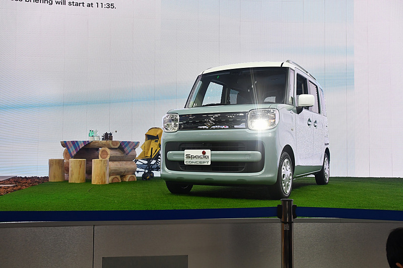 新しい軽ハイトワゴン「スペーシア コンセプト」。スーツケース風のデザインが随所に見られるのもおもしろい