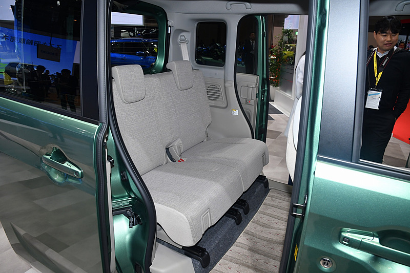 低床で両側スライドの採用により、小さい子供や足の悪いお年寄りでも乗り降りしやすくなっている。足元のスペースも広々している