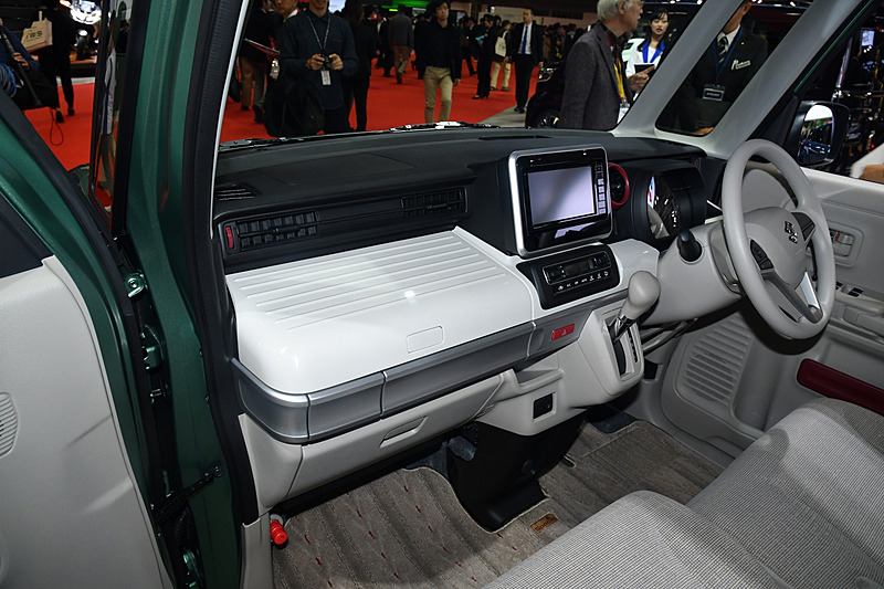 一見ダッシュボードにスーツケースを置いているかのようなデザインなど、遊び心もたくさん