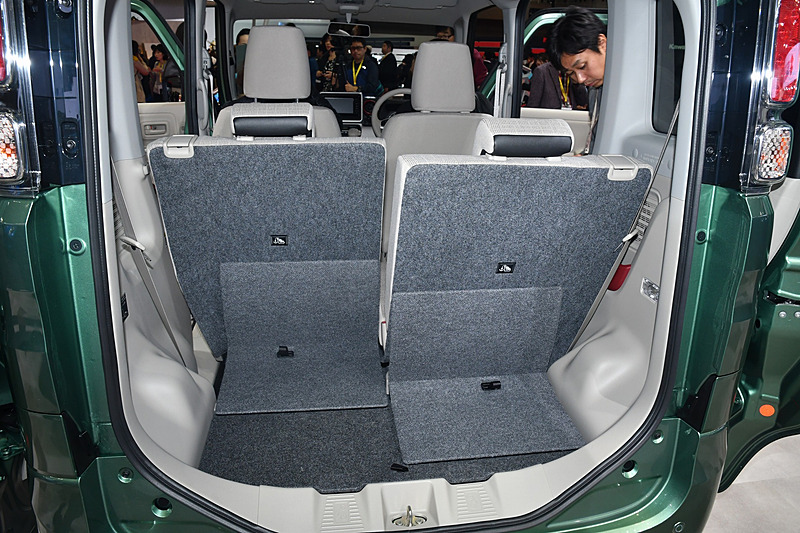 左右分割可倒式で前後に大きくスライドするリアシートは、多彩なレイアウトを実現する