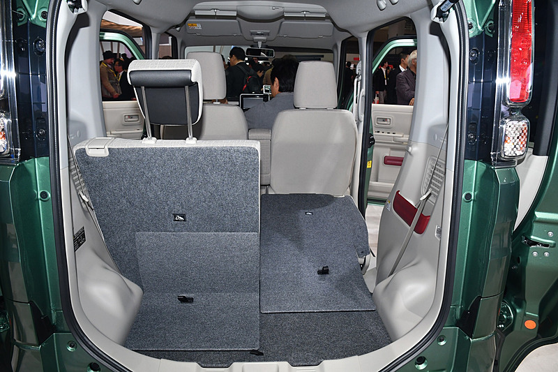 左右分割可倒式で前後に大きくスライドするリアシートは、多彩なレイアウトを実現する