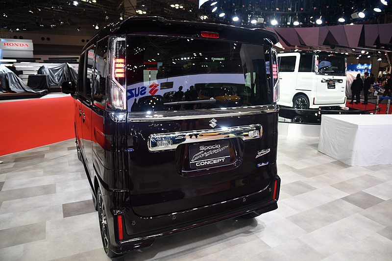 リアのデザインもクリアタイプのレンズやメッキタイプのグリルを使うことで高級感を演出