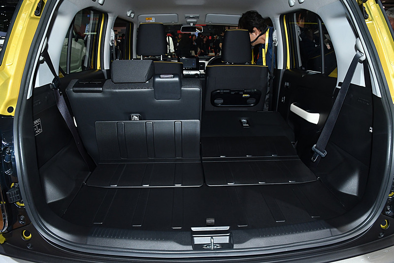 50：50の分割可倒式リアシートは、Spaciaと同じく前後にスライド可能で、多彩なシートアレンジを行なえる