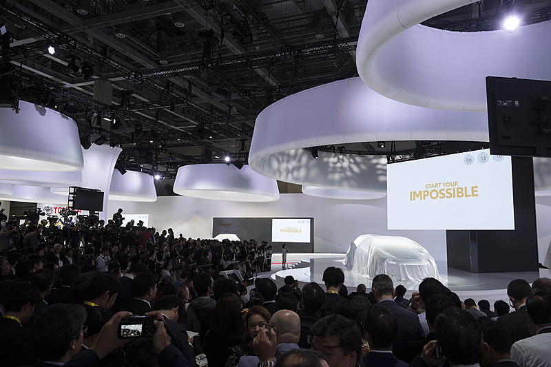 ブース内は多くの報道陣で埋め尽くされた