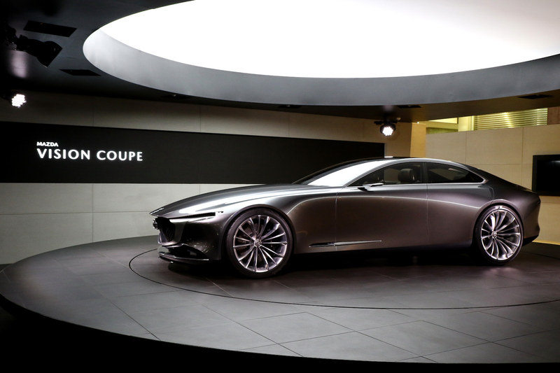 深化した魂動デザインを体現する「VISION COUPE」。2015年の東京モーターショーで公開された「RX-VISION」に続くVISIONモデルになる